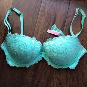VS Pink lightly padded bra